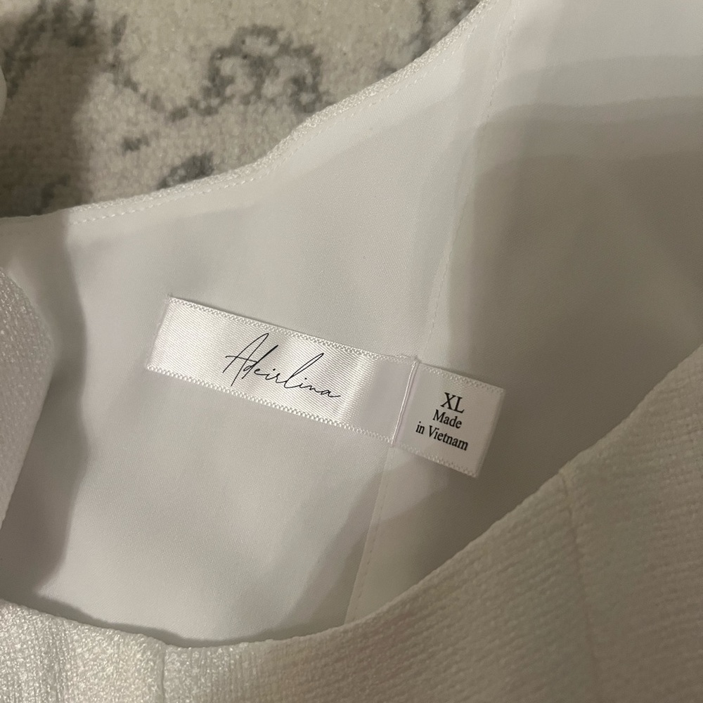 Elegant White Sleeveless Dress - Picture 5 of 5